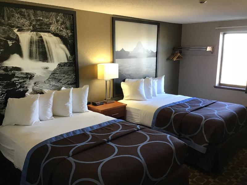 Queen Room with Two Queen Beds - Non-Smoking image 3