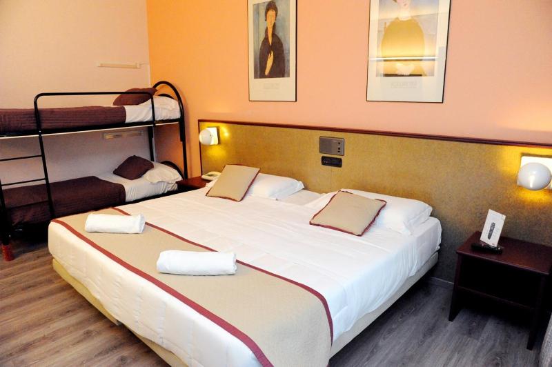 Quadruple Room image 4