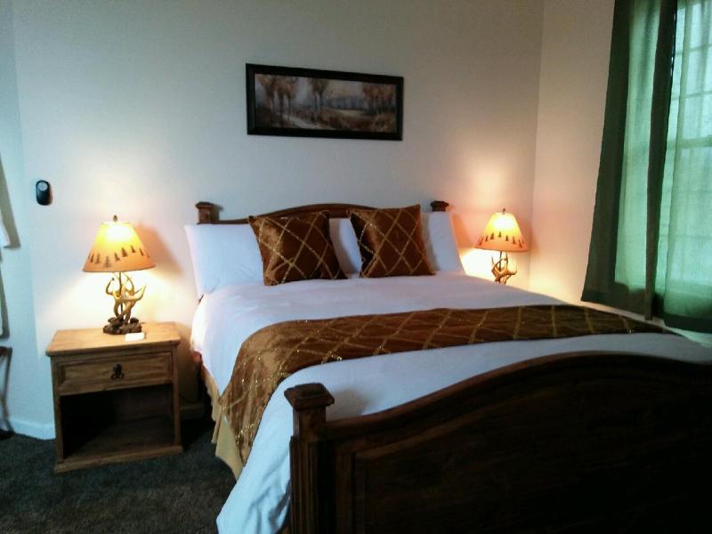 Deluxe Queen Room image 2