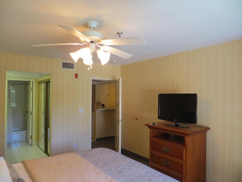 Two-Bedroom Accessible Suite with 1 Queen Bed and 2 Double Beds, Non-Smoking  image 3