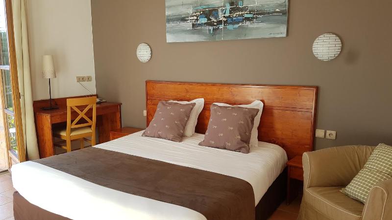 Double Room with Balcony image 4