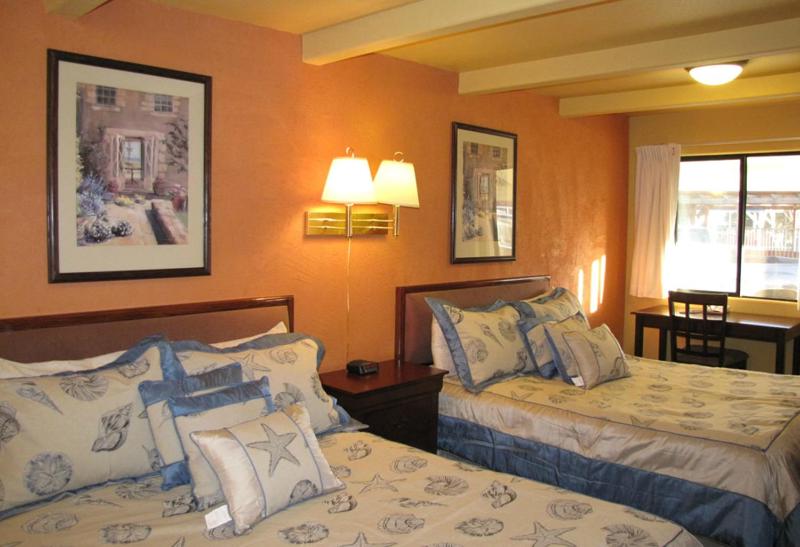 Queen Room with Two Queen Beds image 2