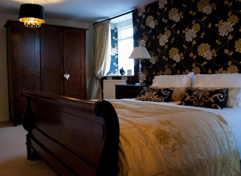 Superior King Room image 4