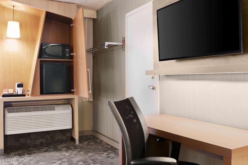 Deluxe Queen Room with Two Queen Beds image 2