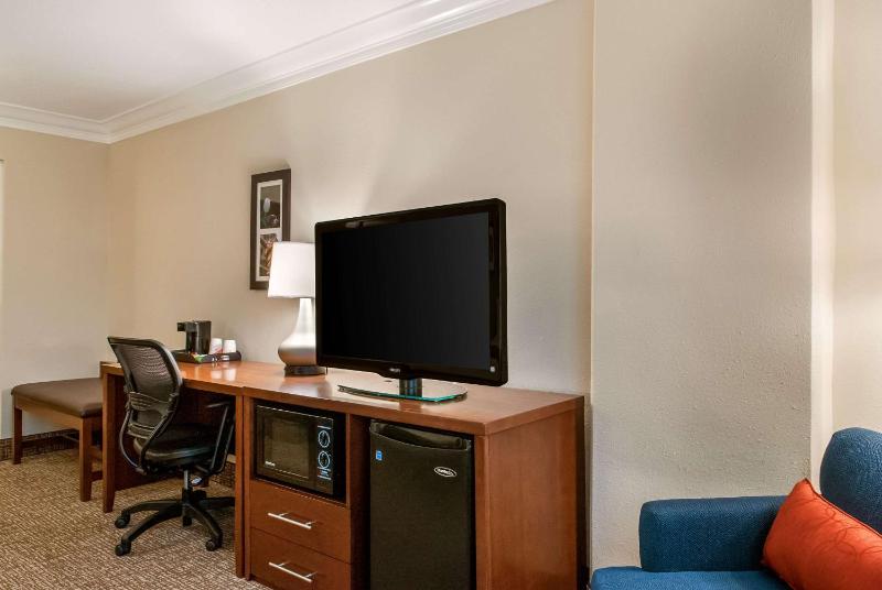 Queen Room with Two Queen Beds - Non-Smoking image 3