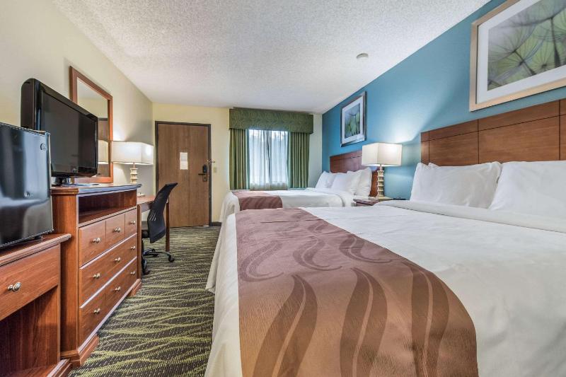 Queen Room with Two Queen Beds - Non-Smoking image 3