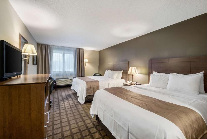 Queen Room with Two Queen Beds - Non-Smoking image 2