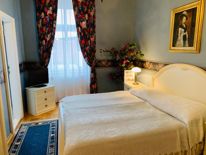 Double Room image 2