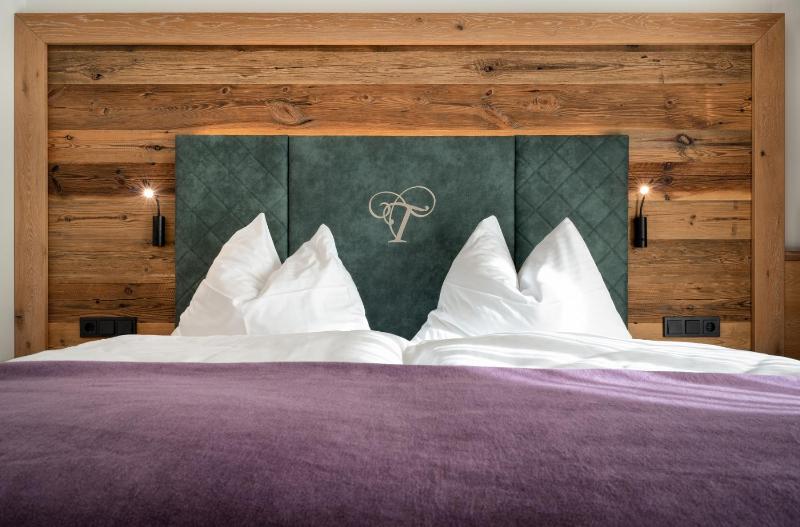 Double Room with Balcony image 3