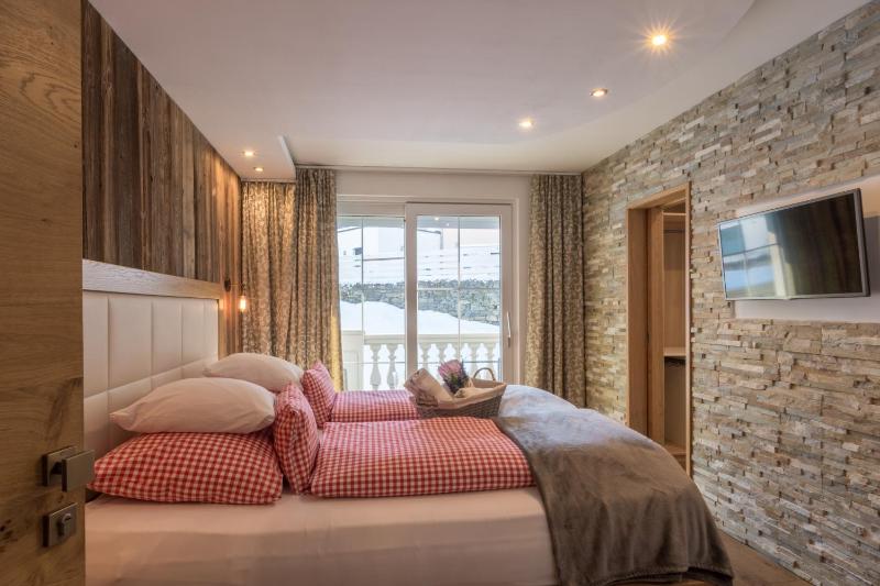 Deluxe Double Room image 2