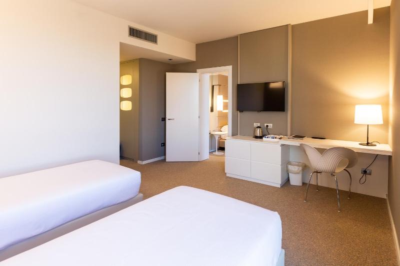 Standard Quadruple Room image 4