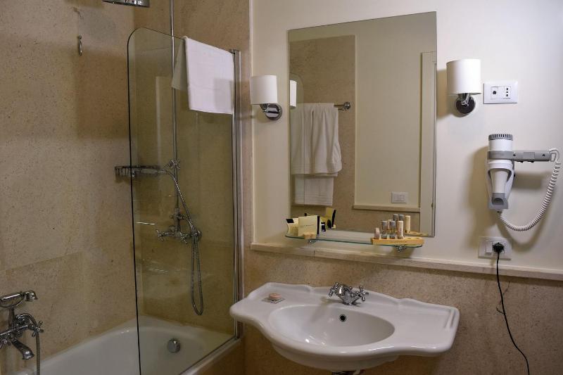 Double Room image 3