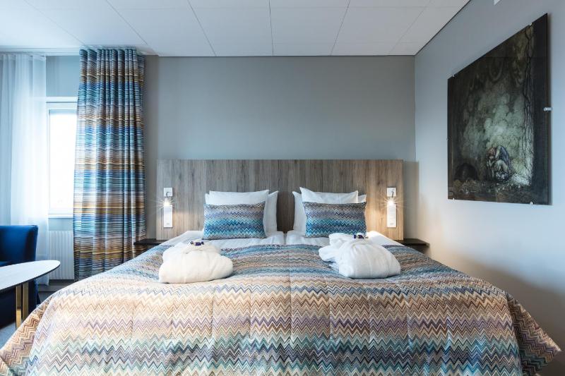 Business Twin Room with Sofa Bed image 4
