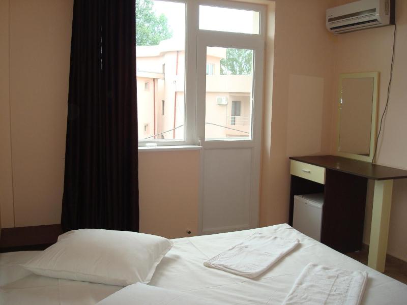 Standard Double Room image 3