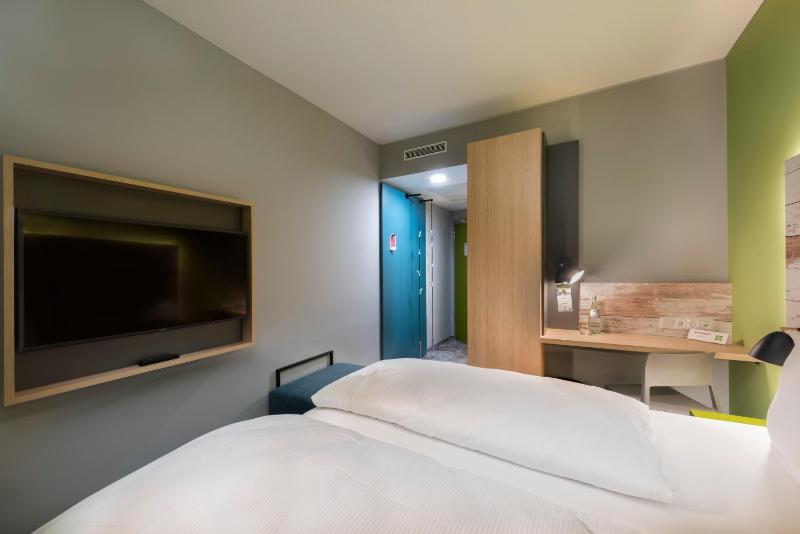 Standard Double Room image 3