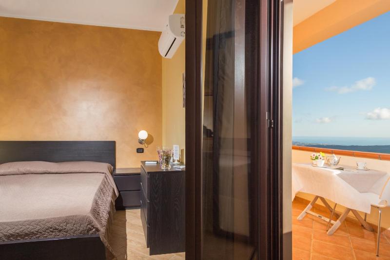 Double Room with Sea View image 4