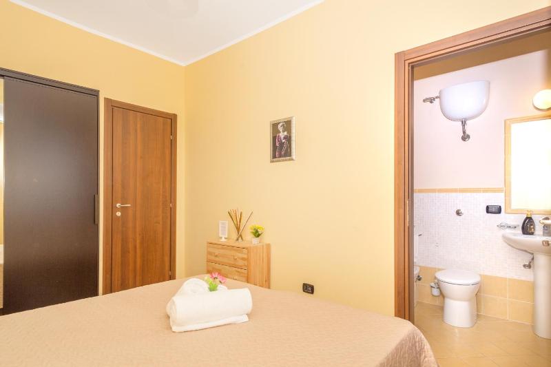 Economy Double Room image 4