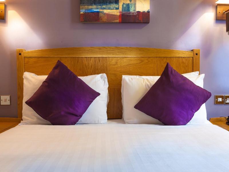 Compact Double Room with Air Conditioning image 4