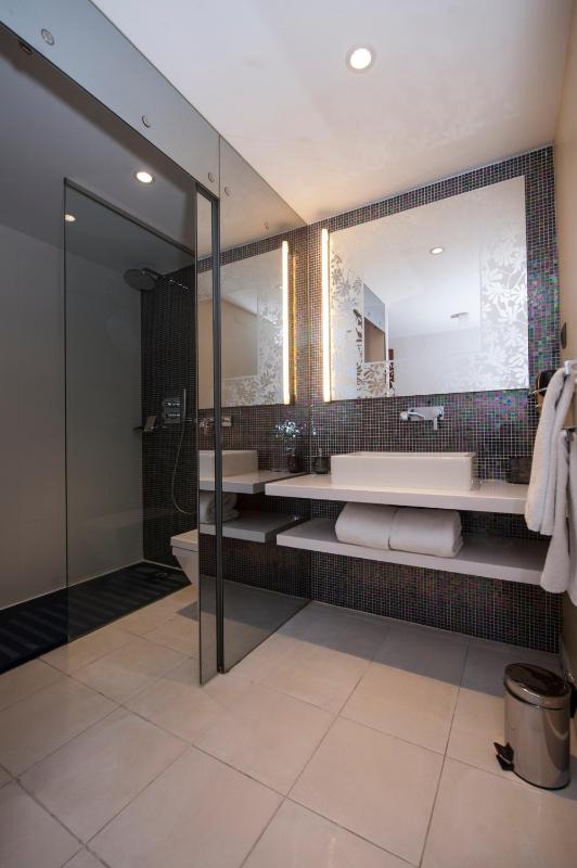 Double Room with Balcony image 2