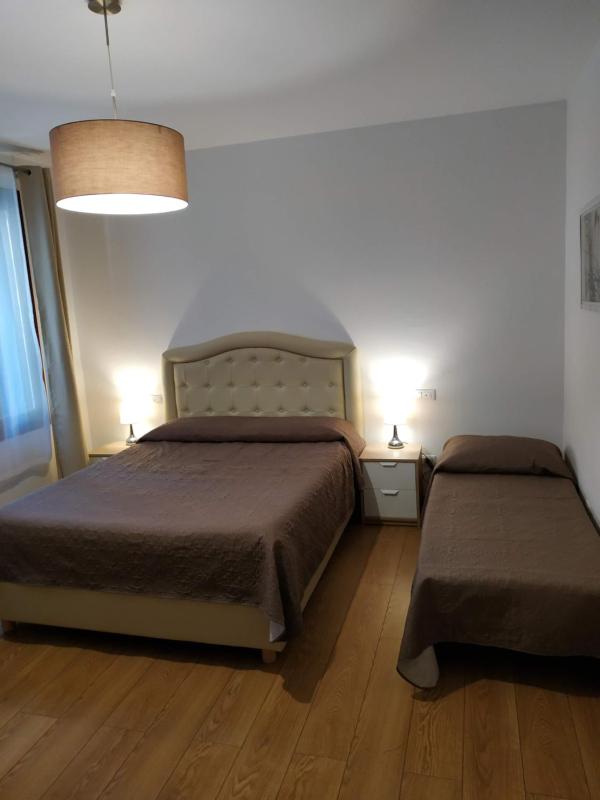 Comfort Triple Room with Shower and Private Bathroom image 4