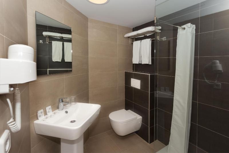 Double Room (2 Adults + 1 Child ) image 2