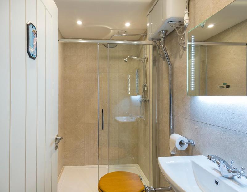 Double Room image 3
