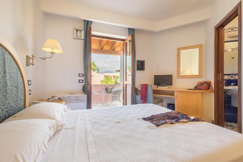 Standard Double Room with French Bed image 2