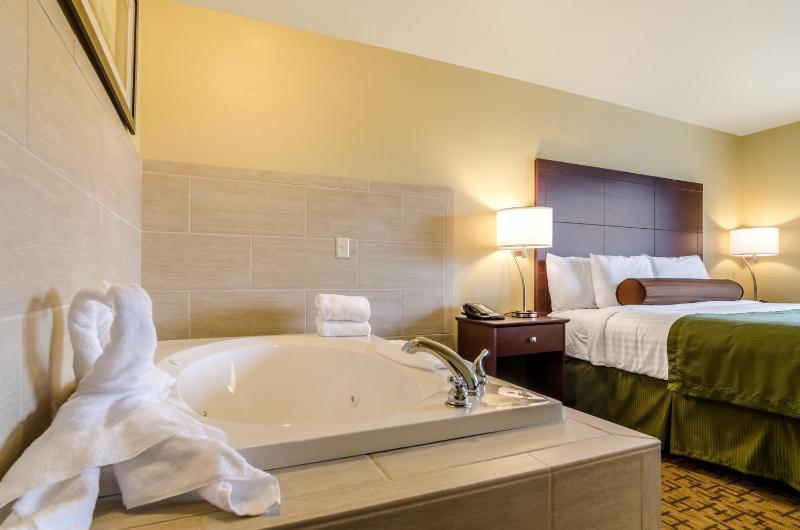 King Suite with Spa Bath image 3