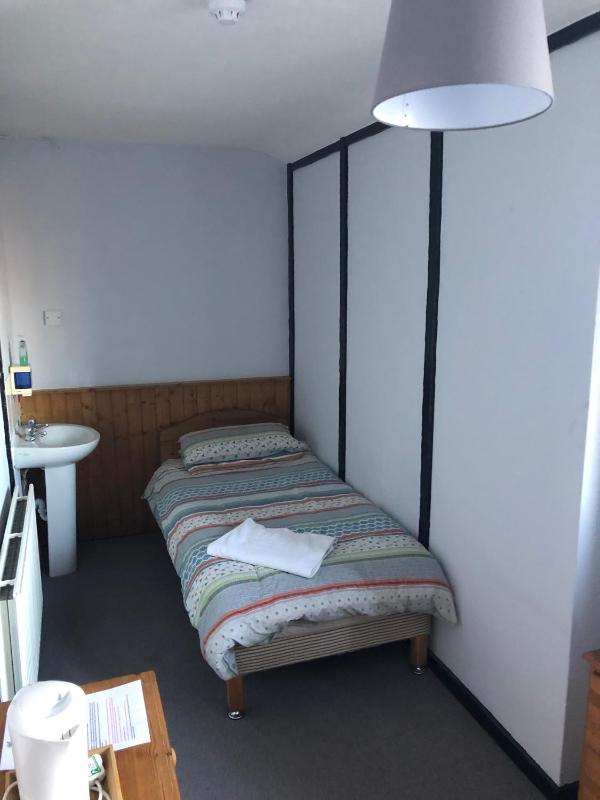 Twin Room with Shared Bathroom image 1