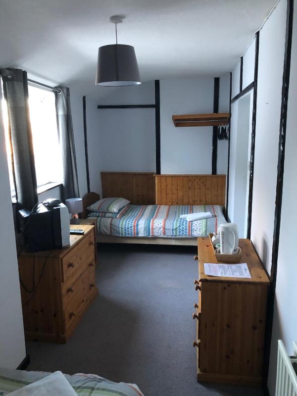 Twin Room with Shared Bathroom image 4