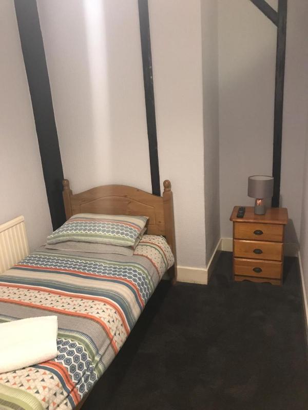 Single Room with Shared Bathroom image 1