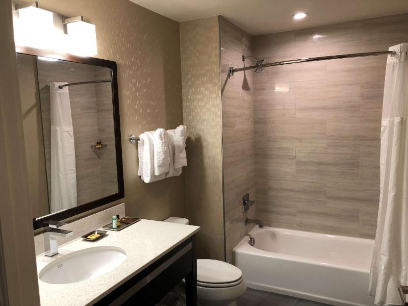 Queen Room with Two Queen Beds - Non-Smoking image 2