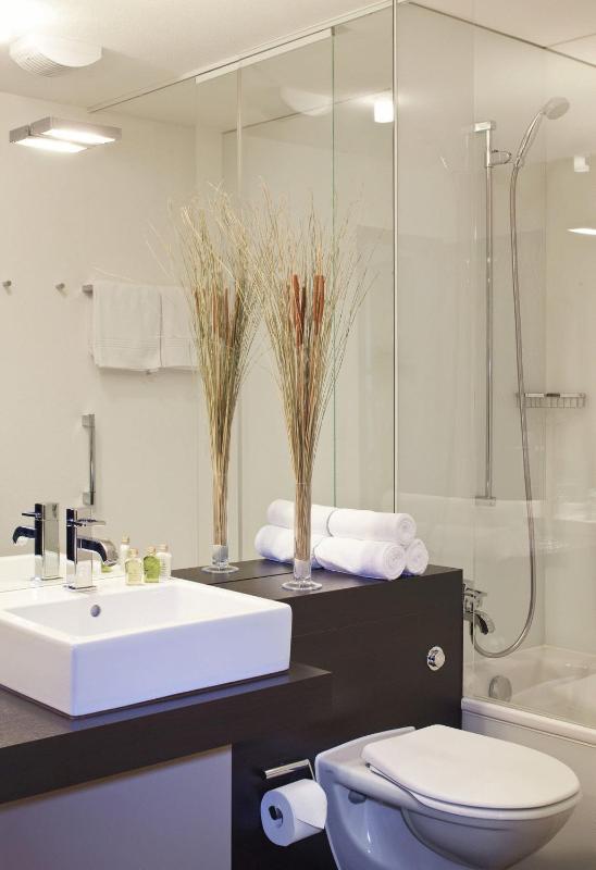 Single Room with Lake View image 3