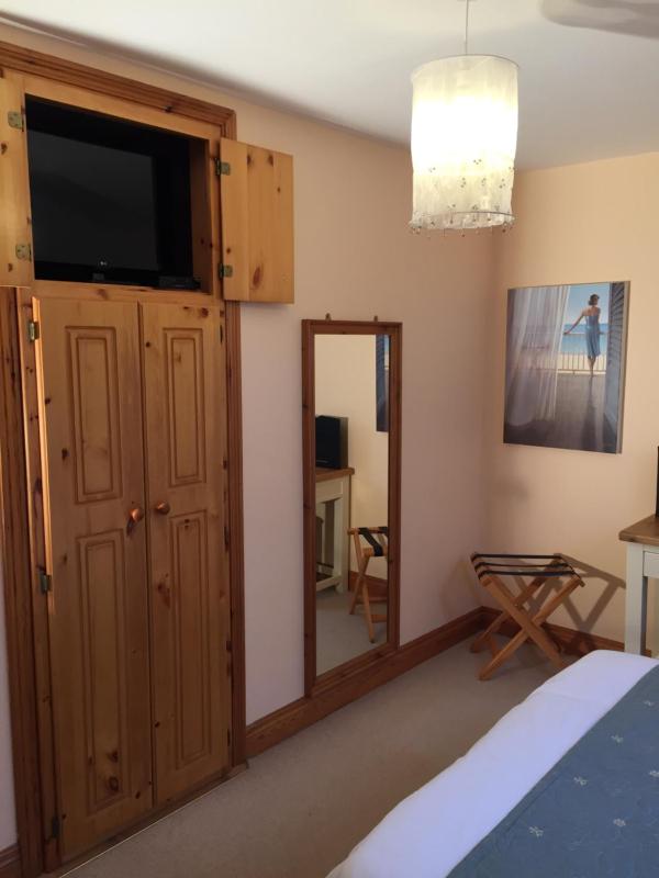 Standard Queen Room image 3
