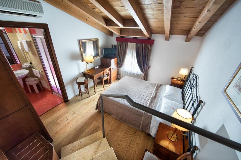 Small Double Room image 3