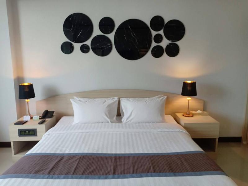 Large Double or Twin Room image 3