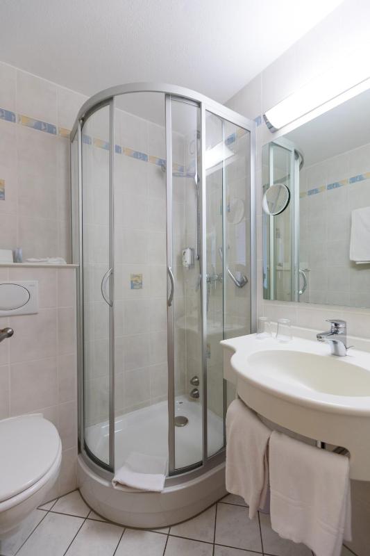 Standard Double Room image 4