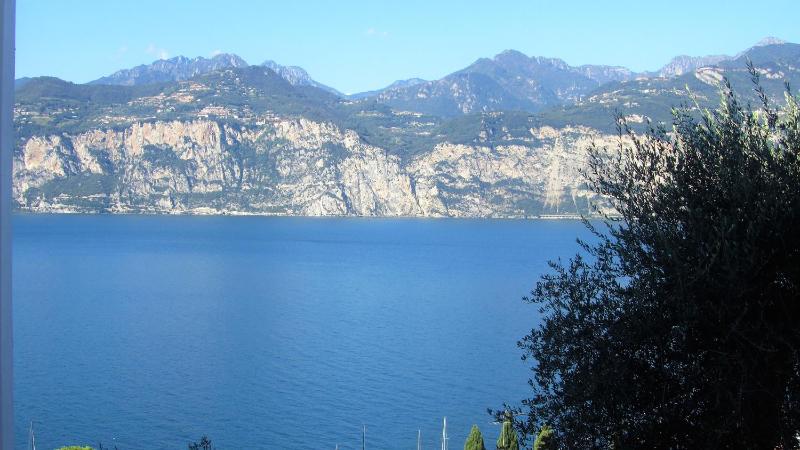 Double Room with Garden and Lake View image 1