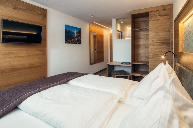 Small Double Room image 4