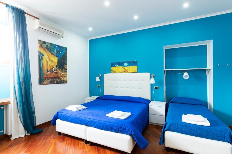 Standard Triple Room image 2