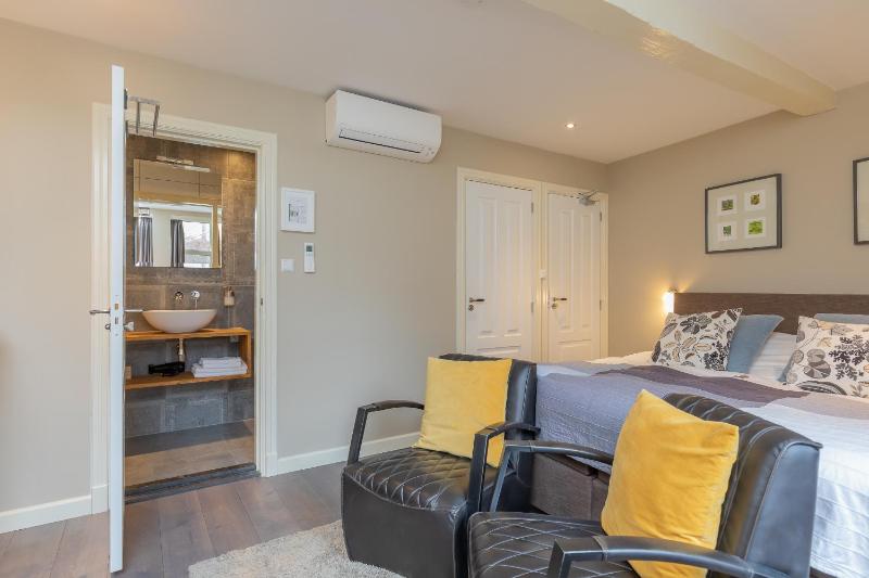 King Room with Garden View image 3