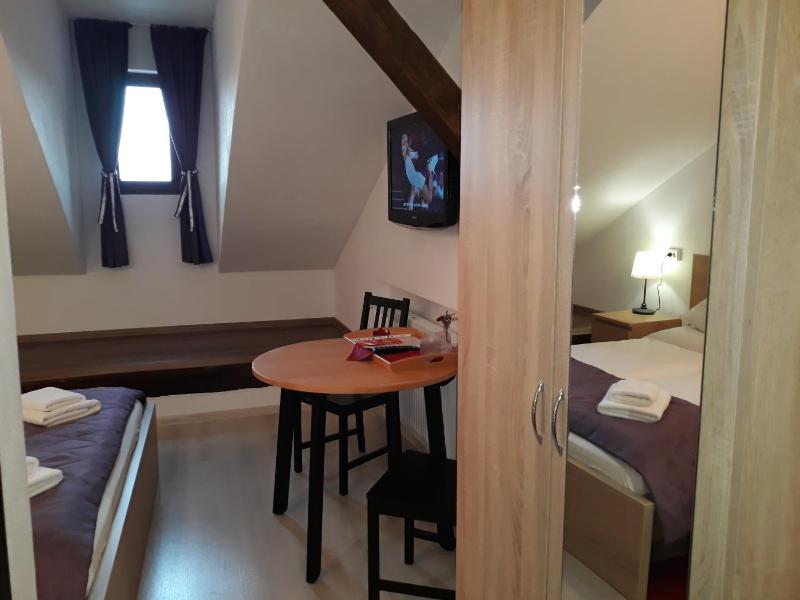 Double Room image 3