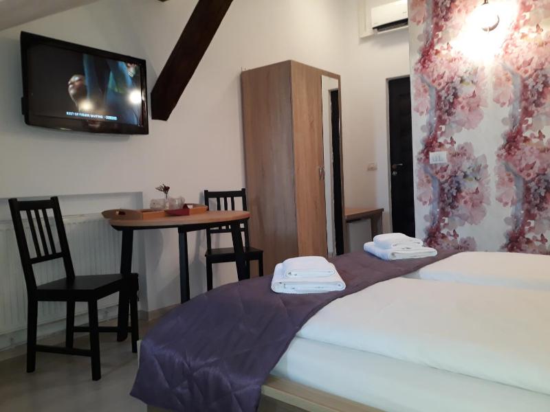 Double Room image 4