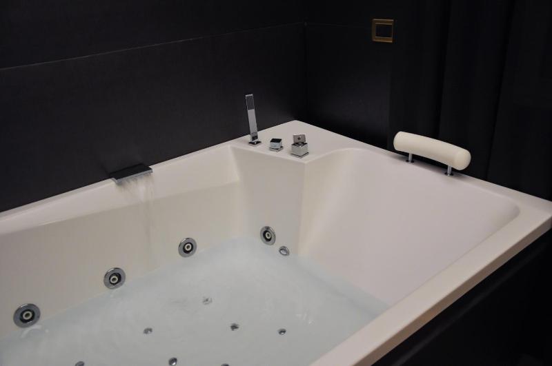 Suite with Spa Bath image 2