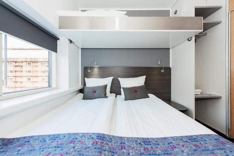 Commodore Room image 3