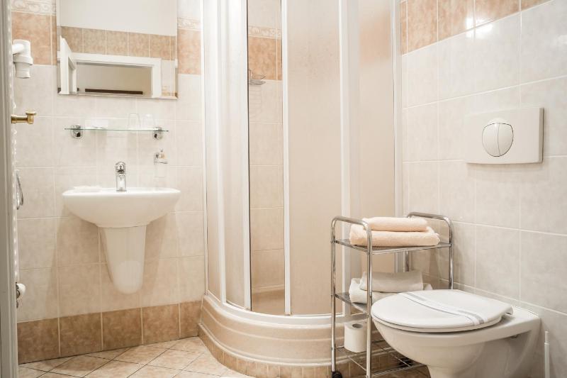 Deluxe Double Room with Balcony image 3