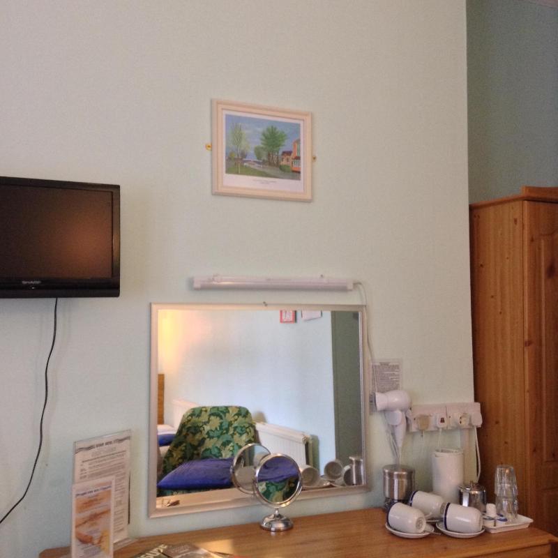 Standard Twin Room with Ensuite Bathroom image 4