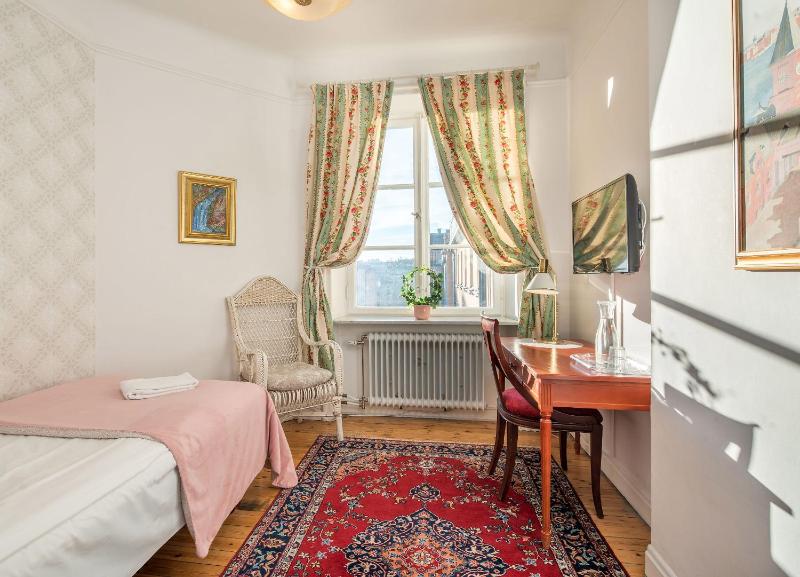 Single Room with Shared Bathroom image 1