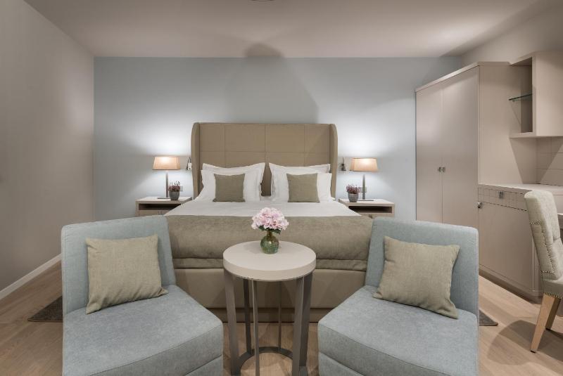 Deluxe Double Room with King size bed image 3