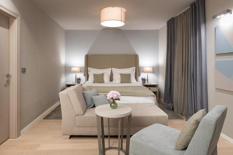 Deluxe Double Room with King size bed sea view image 1